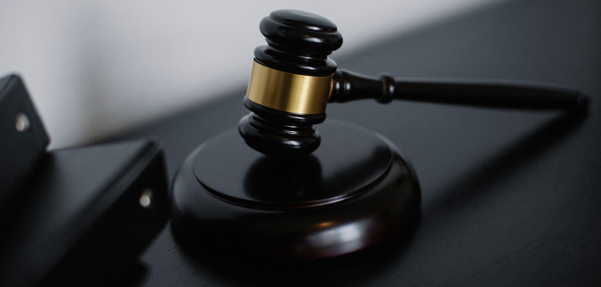 Baseline Report for Tenant Deposit Protection | Birkmann Property Audits Gavel and hammer icon representing indisputable legal evidence for tenant deposit protection
